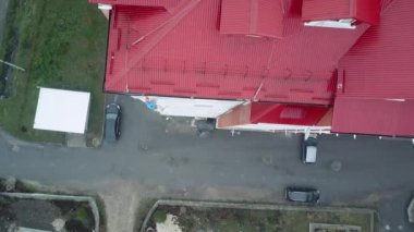 Endüstriyel tırmanışçı yeni bir binanın cephesini boyuyor.