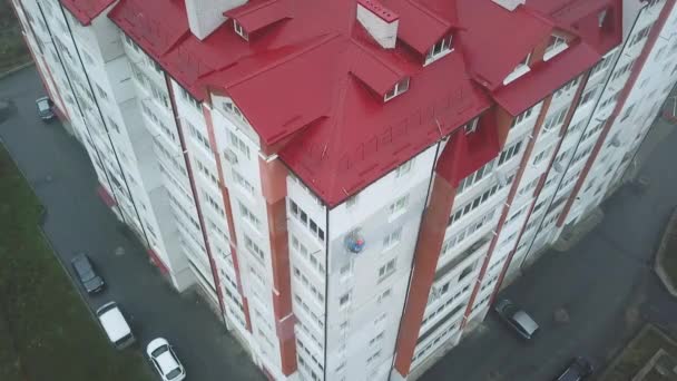 L'arrampicatore industriale dipinge la facciata di un nuovo edificio — Video Stock