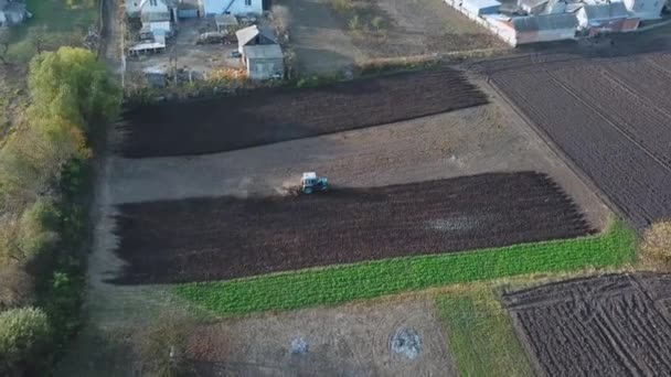 Letecký pohled na finální zemědělské operace starého traktoru na poli na podzim — Stock video