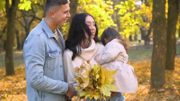 Glückliche Familie im Herbstpark. Glückliches Familienkonzept. Sturz — Stockvideo
