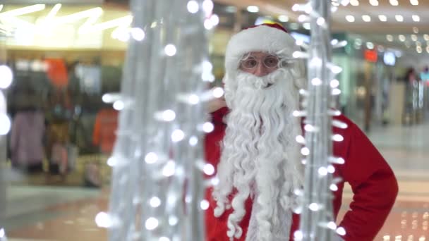 Jultomten i ett stort köpcentrum — Stockvideo