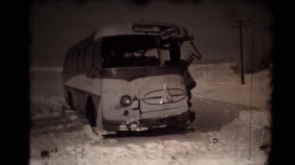 Film runs through an 8mm projector. Old projector shows a movie with a bus crash — Stockvideo