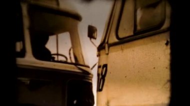 Eski projektör otobüs kazalı bir film gösteriyor. Film 8 mm 'lik bir projektörden geçiyor.