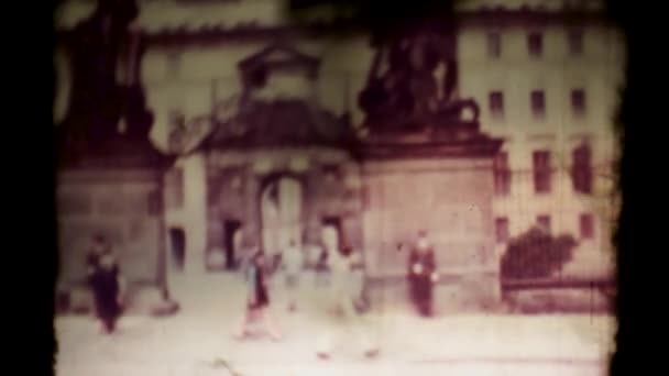 Старый проектор показывает фильм со старой Прагой 60-х годов — стоковое видео