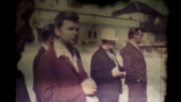 El viejo proyector muestra una película con una antigua Praga de los años 60. Grupo de personas en excursiones — Vídeos de Stock