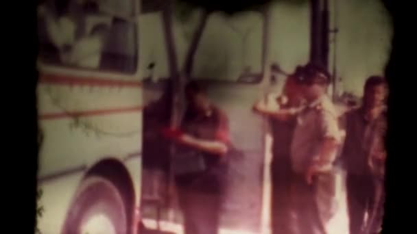 Průvodce zkontroluje lístky. Vyhlídkový autobus do Prahy. Film prochází projektorem 8mm — Stock video