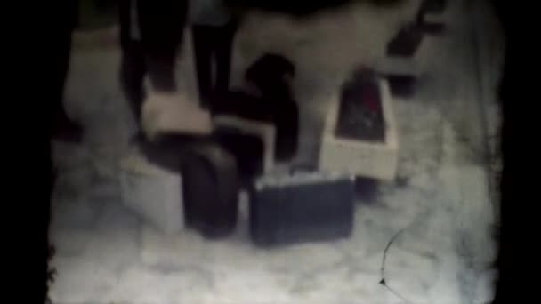 Starý projektor ukazuje film se starými budapešťskými 60. léty. Skupina lidí na výletech. Film prochází projektorem 8mm — Stock video