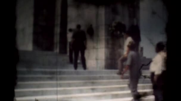Gammal projektor visar en film med ett gammalt Budapest 60-tal. En grupp människor på utflykter. Film går genom en 8 mm projektor — Stockvideo