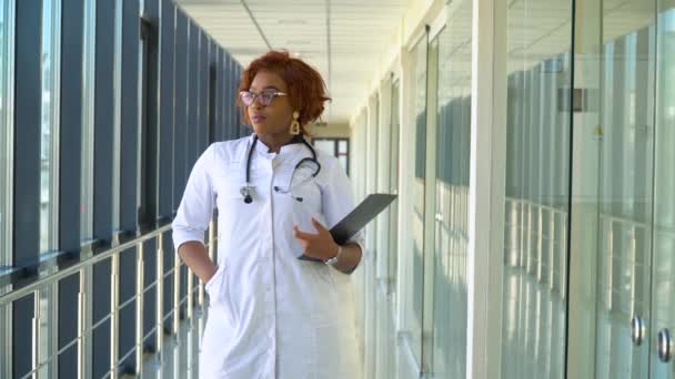 Közelkép afro-amerikai orvos a kórházban nézi a kamerát — Stock videók