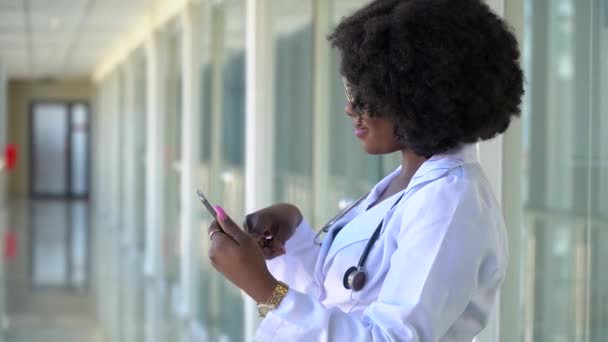 No hospital, médico usando computador tablet. Nova moderna instalação médica totalmente funcional. Close up de médico afro-americano no hospital — Vídeo de Stock