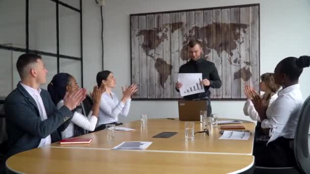 Motivado divertido equipo de negocios diversa gente celebrando el éxito. Feliz grupo de compañeros de trabajo multirraciales amistosos divirtiéndose juntos — Vídeo de stock