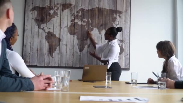 Afro-Amerikaanse vrouwelijke business coach geeft corporate presentatie voor zakenmensen in het kantoor, donkere huid zakenman presenteert nieuwe business plan, spreken met klanten — Stockvideo