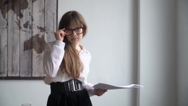 Krásná obchodní žena mluví klade na brýle v moderní kanceláři — Stock video