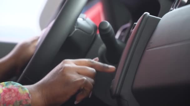 Африканская американская деловая женщина использует датчик в новой машине — стоковое видео