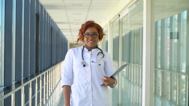 Nahaufnahme eines afrikanisch-amerikanischen Arztes im Krankenhaus, der in die Kamera blickt — Stockvideo