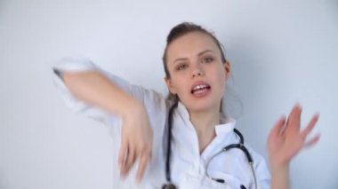 Hastanede steteskopla dans eden beyaz önlüklü komik doktor kadın.