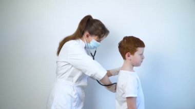 Steteskop kullanan kadın doktor çocuk doktoru. Akciğerleri ve kalbi, hastaneye sağlık ziyareti yapan sağlıklı bir erkek bebek. Çocuk sağlığı konsepti.