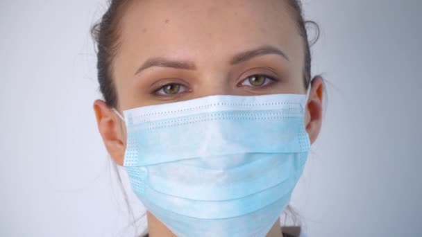 Sluiten van Kaukasische arts met beschermend masker. Covid-19 bescherming — Stockvideo