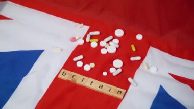 İngiliz bayrağında İngiltere yazısıyla karıştırılmış haplar. İngiltere sağlık hizmetleri