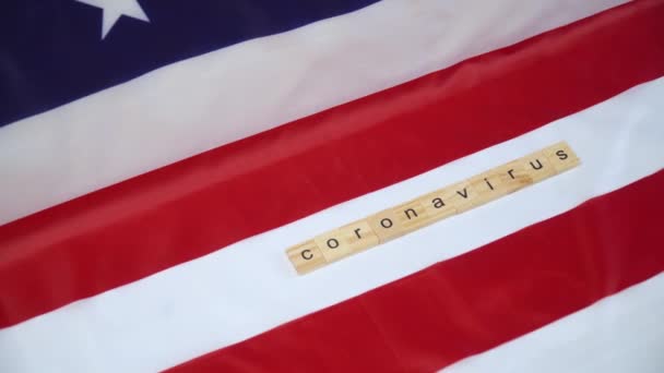 Флаг США с надписью коронавирус. Коронавирус в США. Победа над коронавирусом. Вакцина Ковида-19 — стоковое видео