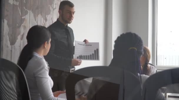 Entrenador de negocios da presentación corporativa para los empresarios en la oficina, hombre de negocios de piel oscura presenta un nuevo plan de negocios, hablando con los clientes — Vídeo de stock