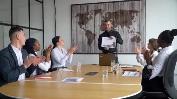 Gemotiveerd grappig divers business team mensen vieren succes. Happy friendly multiraciale collega 's groep hebben plezier samen — Stockvideo