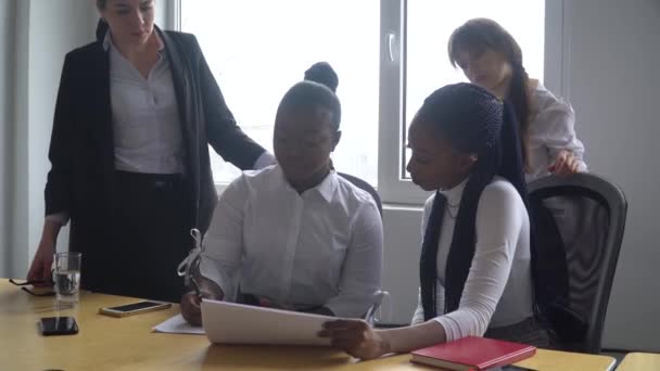 Une femme d'affaires afro-américaine partenaire signe un contrat avec un client — Video