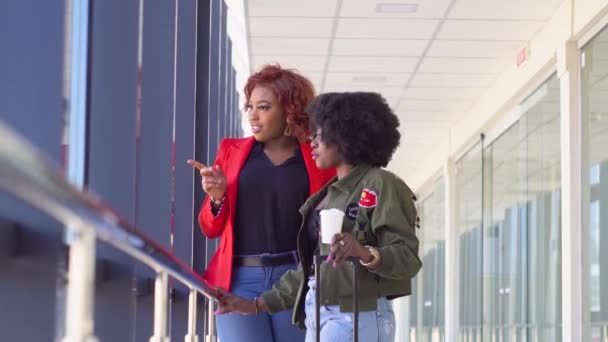 Két afro-amerikai barátnő várja a beszállást és az indulást a reptéren. — Stock videók