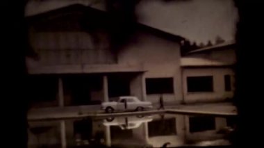 Film 8 mm 'lik bir projektörden geçiyor.