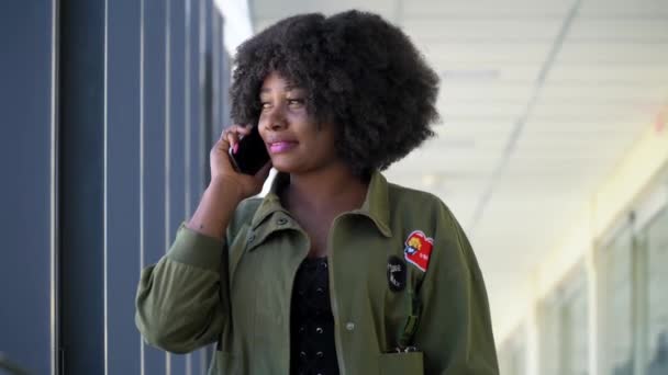 Chica afroamericana están esperando para abordar y salir en el aeropuerto y hablar por teléfono — Vídeos de Stock