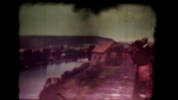 Stary projektor pokazuje film ze starymi praskimi latami 60-tymi, brzeg rzeki Wełtawy — Wideo stockowe