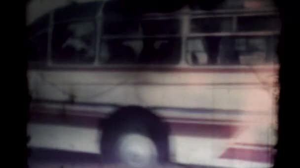 Um ônibus entra na nave. O filme atravessa um projetor de 8mm — Vídeo de Stock