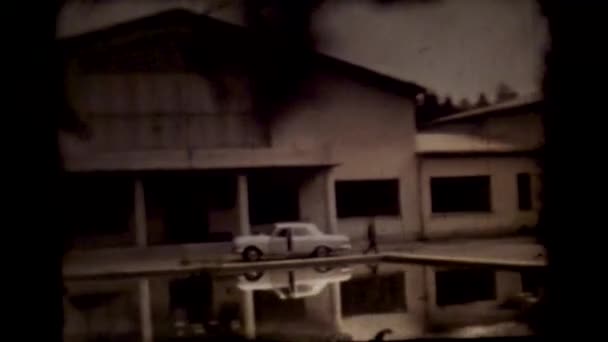 Ταινία τρέχει μέσα από ένα 8mm προβολέα — Αρχείο Βίντεο