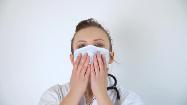 Young doctor in a protective mask suffocating and falls. Stop coronavirus — Stock Video