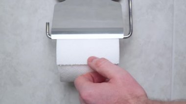 Tuvalet kağıdında mesaj paniği var. Dükkanlarda koronavirüs yüzünden tuvalet kağıdı eksikliği. Covid-19, hijyen, panik