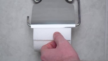 Tuvalet kâğıdı ve WC 'de kısa mesaj var. Panik halinde bir adam tuvalet kağıdını yırtıyor. Fast food konsepti