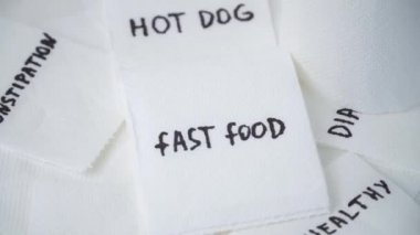 Tuvalet kağıdı ve hızlı yemek. Kişisel hijyen kavramı. Sağlıksız fast food kavramı