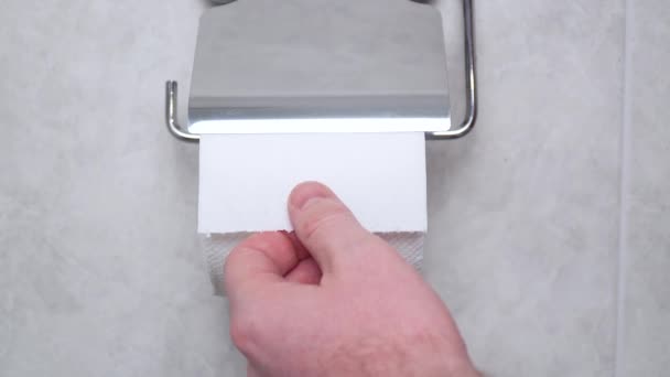 Papel higiénico com texto covid-19 em wc. Um homem em pânico rasga o papel higiénico. Covid-19, higiene, pânico — Vídeo de Stock