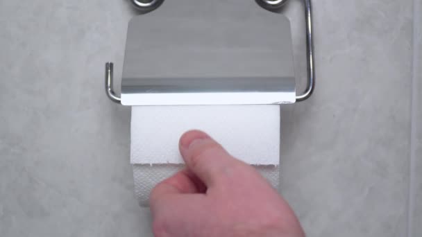 Туалетная бумага с текстом фаст-фуд в туалет. Понятие личной гигиены. Концепция быстрого питания — стоковое видео
