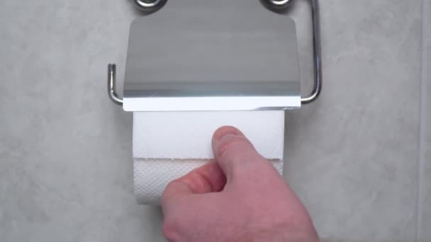 Papel higiénico con budger de texto en wc. Un hombre en pánico arranca el papel higiénico. Concepto de comida rápida — Vídeo de stock