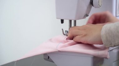 Kadın koruyucu maske dikiyor. Pamuk kumaş maskesi yapmak, virüs koruması