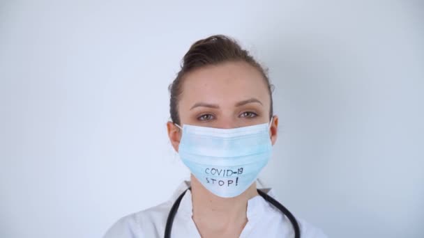 Gros plan du médecin caucasien avec un stéthoscope en masque protecteur. Protection Covid-19. Arrêtez le coronavirus — Video