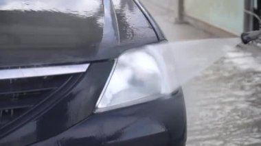 Araba dezenfeksiyonu. Covid-19 koruması. Bir adam arabaları virüslerden arındırıyor.