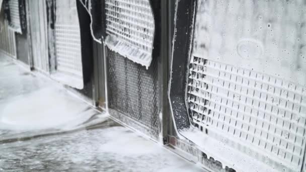 Sluiten handheld druk wassen auto vloermat. Autowasserij zelfbediening. Een man wast de machine met hogedrukapparatuur — Stockvideo