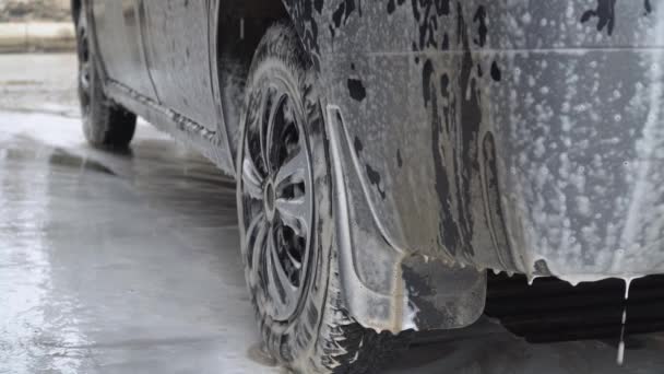 Primer plano concepto de coche limpio en el lavado de coches. Lavando el coche con jabón. Lavado de coches — Vídeo de stock