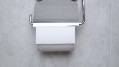 Tuvalet kağıdı ve WC 'de metin salgını. Covid-19 konsepti, hijyen, panik