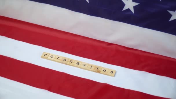 Змішані таблетки падають на прапор США з написом coronavirus. Коронавірус у США. Перемога над коронавірусом. Covid-19 вакцина — стокове відео