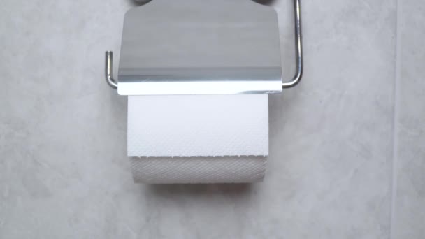 Toiletpapier met tekst pandemie in wc. Covid-19 concept, hygiëne, paniek — Stockvideo