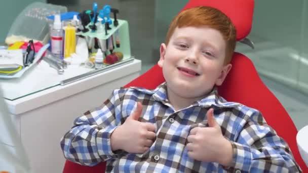 Niño pequeño en el dentista, primer plano de niño pequeño mostrando el pulgar hacia arriba. Odontología pediátrica — Vídeo de stock