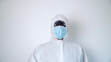 Koruyucu giysili ve siyah maskeli bir virüs uzmanı portresi. Tipik bir virüs uzmanı.